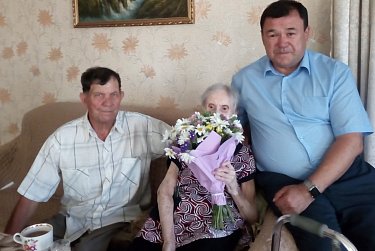 Депутаты вручили подарки семейным парам 
